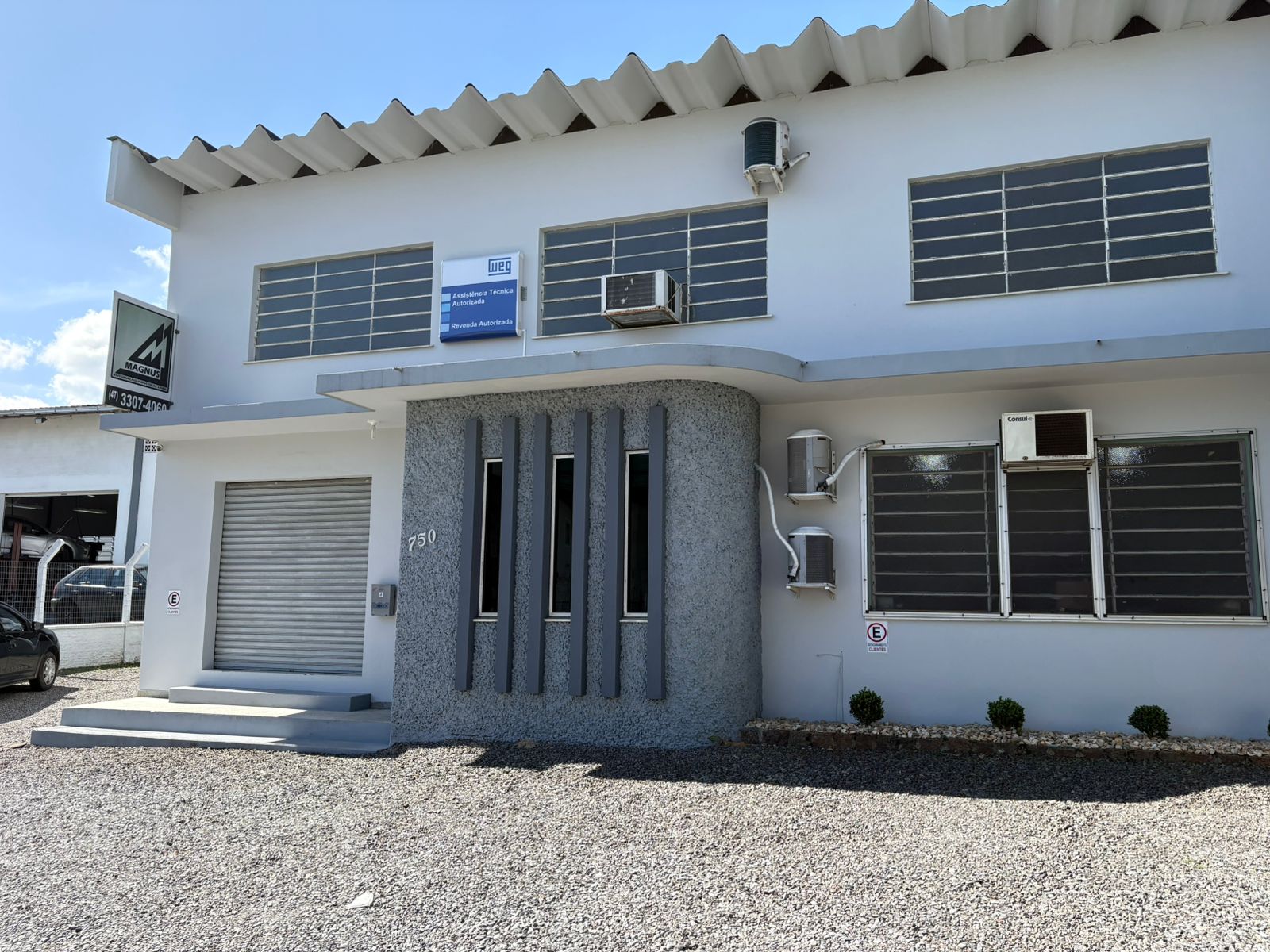 Detalhe da fachada Magnus com placa de Assistência Técnica Autorizada WEG